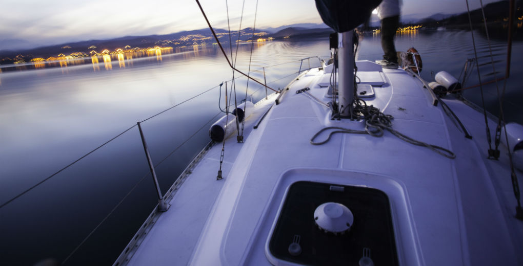 HARD TO MISS – AVOID COLLISIONS BY ILLUMINATING YOUR BOAT